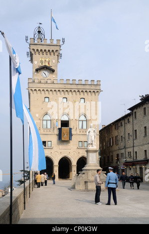 Piazza della Libertà und dem Palazzo Pubblico, in die alte Stadt von San Marino, Republik San Marino Stockfoto