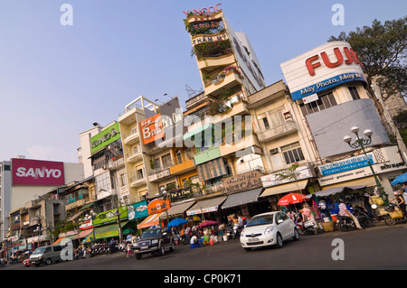 Horizontale Ansicht eines typischen Reihe von hohen, dünnen tubular Häuser in Ho Chi Minh City, Vietnam. Stockfoto