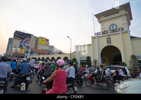 Horizontale Weitwinkelaufnahme des Ben Thanh Market, Cho Bến Thành, einen großen Marktplatz im Zentrum von Ho-Chi-Minh-Stadt. Stockfoto