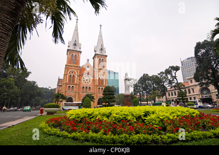 Horizontale Weitwinkel von Saigon Notre-Dame Basilica oder die Kathedrale in der Innenstadt von Ho Chi Minh City, Vietnam. Stockfoto