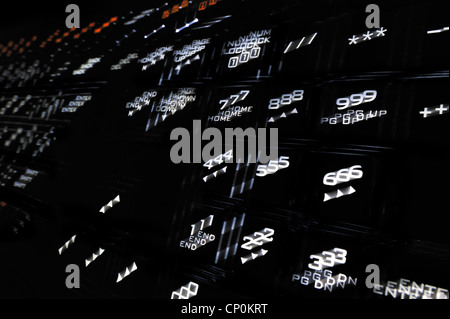 Abstrakte Technik Bild zeigt Schwarz Computer-Tastatur mit beleuchteten beleuchtete weiße Zeichen auf Tasten springen Stockfoto
