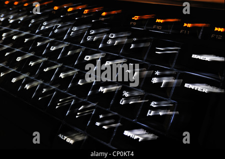 Abstrakte Technik Bild zeigt Schwarz Computer-Tastatur mit beleuchteten beleuchtete weiße Zeichen auf Tasten springen Stockfoto