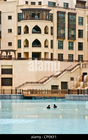 Taucher reinigen die Dubai Fountain, Lake Burj Khalifa, Dubai, Vereinigte Arabische Emirate Stockfoto