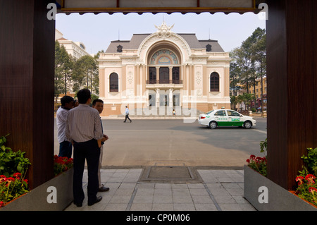 Horizontale breite Winkel der Saigon Oper, Nhà hát lớn Thành phố Hồ Chí Minh im Zentrum von Ho Chi Minh City, Vietnam. Stockfoto