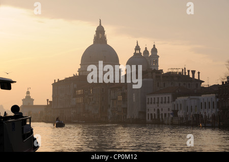 Licht des frühen Morgens auf die Basilica di Santa Maria della Salute und am südlichen Ende des Canal Grande in Venedig, Veneto, Italien Stockfoto