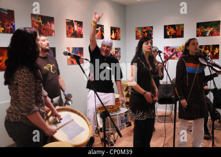 Globalen Grooves bietet qualitativ hochwertige Fachausbildung in inspirierende internationale Performance-Kunst: Musik und Tanz; Brazili Stockfoto