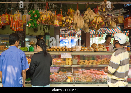 Horizontale Nahaufnahme von Kunden darauf warten, um bedient zu werden, ein Feinkostgeschäft verkaufen frisch zubereitete Baguettes in Vietnam. Stockfoto