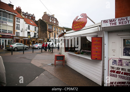 Whitby Stadt, North Yorkshire, UK, England, einer der vielen Muscheln Kioske verkaufen frischen Fisch und Krabben, Herzmuscheln Stockfoto