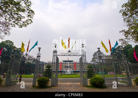 Horizontale Weitwinkel äußere Der Palast der Wiedervereinigung oder Halle, Dinh Thống Nhất, im Zentrum von Ho Chi Minh City, Vietnam. Stockfoto