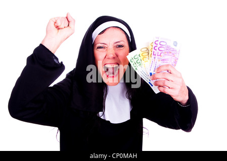 Respektlose Nonne mit einer lustigen Ausdruck und Euro Währung auf ihren Händen. Stockfoto