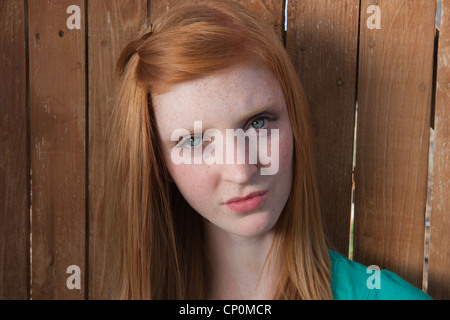 Fünfzehn Jahre altes Mädchen schauen verwirrt. Stockfoto