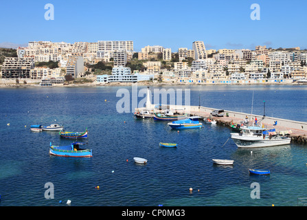 Blick über St. Pauls Bay, Malta, mit Fischerbooten und kleinen Hafen im Vordergrund Südeuropa. Stockfoto