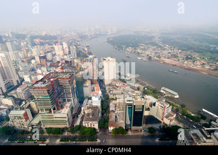 Horizontale nördlicher Luftaufnahme über den Saigon River und die Entwicklung von Ho Chi Minh City, Vietnam. Stockfoto