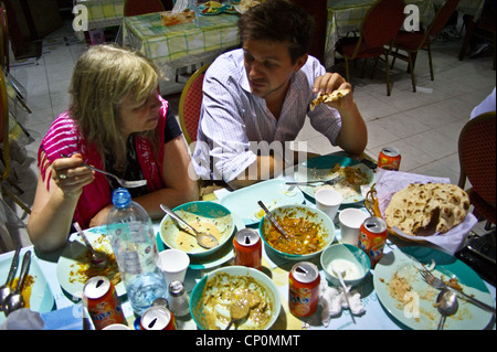 Ein junger Mann und eine Frau Essen curry an Ravi indisches Restaurant, Dubai, Vereinigte Arabische Emirate Stockfoto