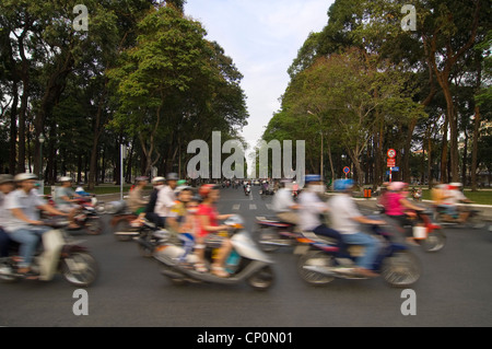 Horizontale Ansicht von vielen Mopeds und Motorräder auf den geschäftigen Straßen von Ho Chi Minh City, Vietnam. Stockfoto