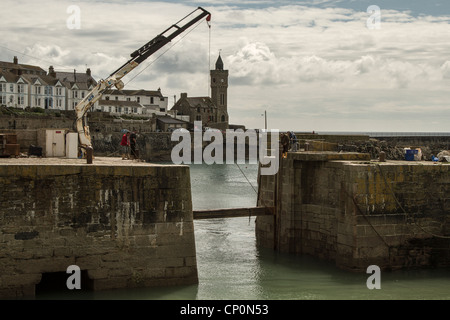 Kran in Aktion am Hafendamm, Cornwall, UK Stockfoto