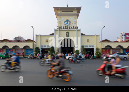 Horizontale Weitwinkelaufnahme des Ben Thanh Market, Cho Bến Thành, einen großen Marktplatz im Zentrum von Ho-Chi-Minh-Stadt. Stockfoto