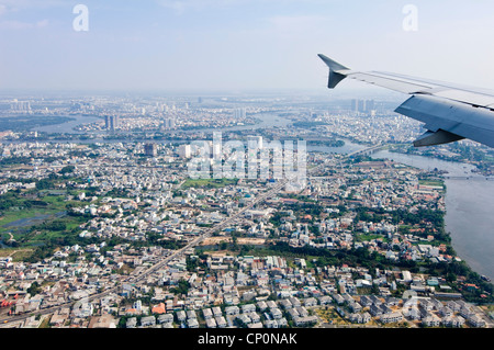 Horizontale Süden östlich Luftaufnahme über Ho-Chi-Minh-Stadt mit der zweit-Triệu-Brücke in Bình Thạnh Bezirk im Hintergrund Stockfoto