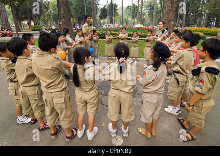 Horizontalen Weitwinkel von einem vietnamesischen Pfadfindergruppe Jamboree in Tao Dan Cultural Park in Ho-Chi-Minh-Stadt statt. Stockfoto