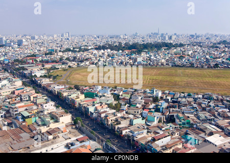 Horizontale südlicher Blick über die Dächer von Ho-Chi-Minh-Stadt an einem klaren Tag. Stockfoto