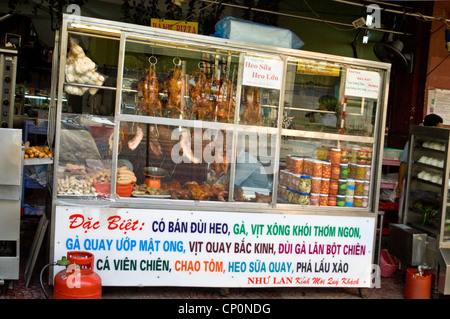 Horizontale hautnah ein Fastfood-Stand verkaufen traditionelle heiße vietnamesische Speisen. Stockfoto