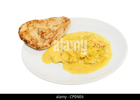 Chickencurry und Naan Brot auf einem Teller isoliert gegen weiß Stockfoto