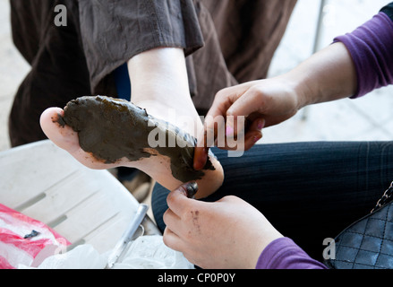 Streetart-Künstler Henna auf Kundenwunsch Füße auftragen. Stockfoto