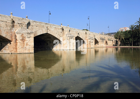 Puente del Mar (Seebrücke) überqueren Turia-Gärten in Valencia, Spanien Stockfoto