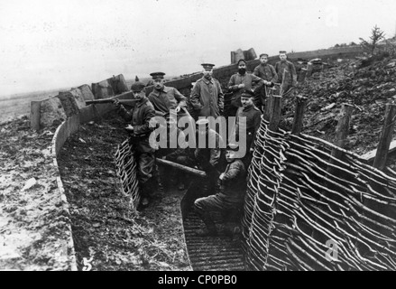 Deutsche Militär Soldaten in einem Graben im ersten Weltkrieg Stockfoto