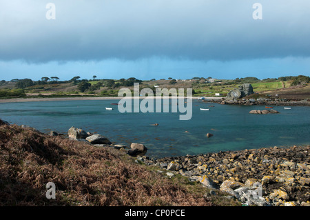 Blick auf Porth Hellick Strand auf St Mary's auf die Isles of Scilly mit einem Boot vor Anker in der Bucht Stockfoto