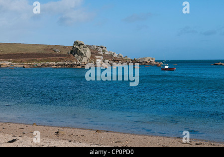 Blick auf Porth Hellick Strand auf St Mary's auf die Isles of Scilly mit einem Boot vor Anker in der Bucht Stockfoto