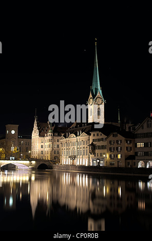 Zürcher Kirche nachts spiegelt sich im Fluss Stockfoto