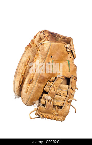 Eine alte, heruntergekommene Leder Baseball-Handschuh mit ausgefransten Schnürsenkeln und in einem Grunge Zustand isoliert auf weiss. Stockfoto