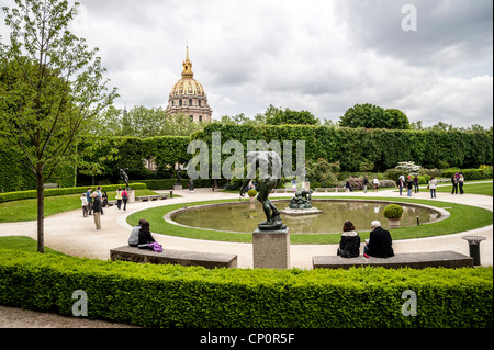 Blick über Rodin Garten mit Les Invalides Dom im Hintergrund. Paris Frankreich. Stockfoto