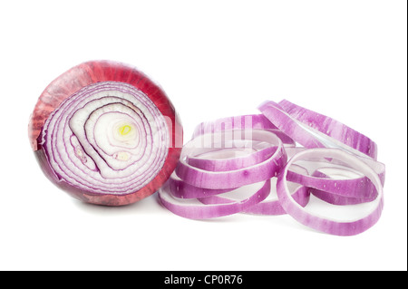 Köstliche roter Zwiebel halbieren, mit einem Haufen von in Scheiben geschnittene Zwiebelringe kochbereit. Stockfoto
