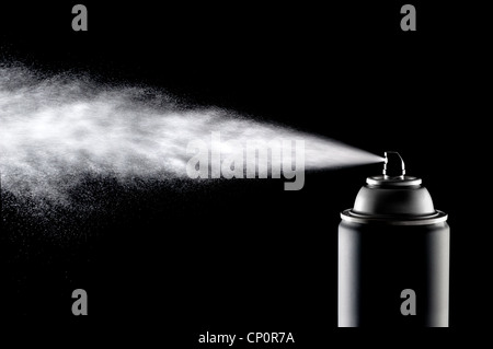 Eine Sprühdose Spray Verzicht auf seinen Inhalt auf einem hinterleuchteten schwarzen Hintergrund. Stockfoto