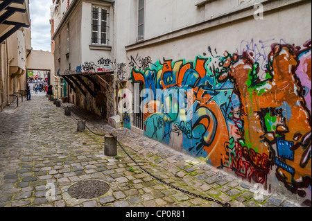 Abgedeckt Graffitiwand im Abschnitt Marais in Paris, Frankreich. Stockfoto