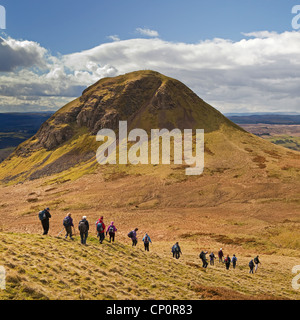 Ein Wandern Club nähert sich Dumgoyne in Campsie Fells in der Nähe von Strathblane Glasgow Stockfoto