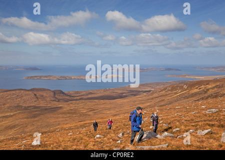 Wanderer Sgurr ein Fhidleir Coigach klettern. Im Hintergrund sind die Summer Isles. Stockfoto