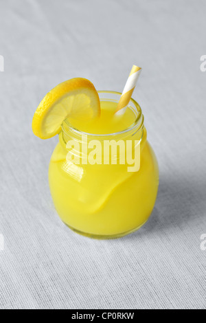 Limonade in ein Einmachglas mit gestreiften Strohgelb und Zitronenscheibe Stockfoto