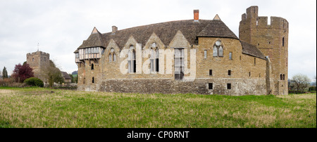 Panoramablick auf Stokesay Schloß mit der Pfarrkirche an bewölkten Tag Stockfoto