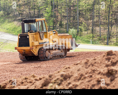 Land wird eingeebnet und durch gelbe Erdbewegung Bagger gelöscht Stockfoto