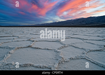 Spektakulären Sonnenuntergang über der Panamint Range und das Salz Polygone des Badwater Basin im kalifornischen Death Valley National Park. Stockfoto