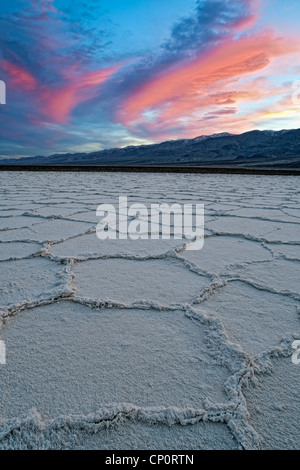 Spektakulären Sonnenuntergang über der Panamint Range und das Salz Polygone des Badwater Basin im kalifornischen Death Valley National Park. Stockfoto