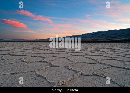 Winter-Sonnenuntergang über der Panamint Range und das Salz Polygone des Badwater Basin im kalifornischen Death Valley Nationalpark. Stockfoto