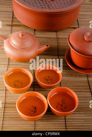 Chinesische Keramik Tee-Set und Tassen auf weißem Hintergrund. Stockfoto