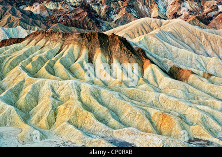 Die wellige mehrfarbige Badlands von Golden Canyon im kalifornischen Death Valley National Park. Stockfoto