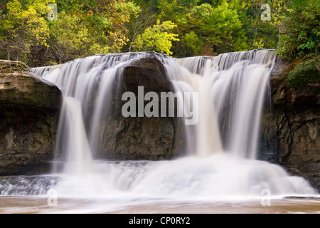 Wasser strömt durch die Felsbrocken Indianas Upper Katarakt Falls. Fotografiert mit seidig glatte Bewegung fließend Wasser. Stockfoto