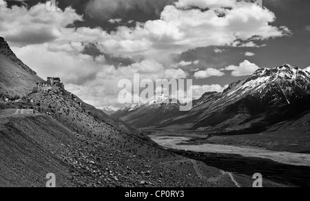 Schwarzweißansicht Spiti Tal und Schlüssel (Kee, Ki) Kloster im indischen Himalaya Stockfoto