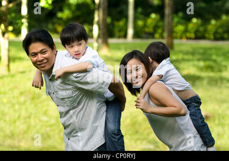 asiatischen Familie Spaß im freien Stockfoto